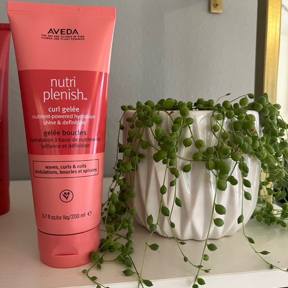 Aveda Nutriplenish Curl Gelée in Bold Pink